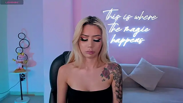 HannaConnor  online show from February 12, 2025, 9:11 pm