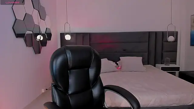 HannaConnor  online show from January 13, 2026, 9:09 pm