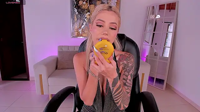 HannaConnor  online show from March 28, 2026, 8:52 pm