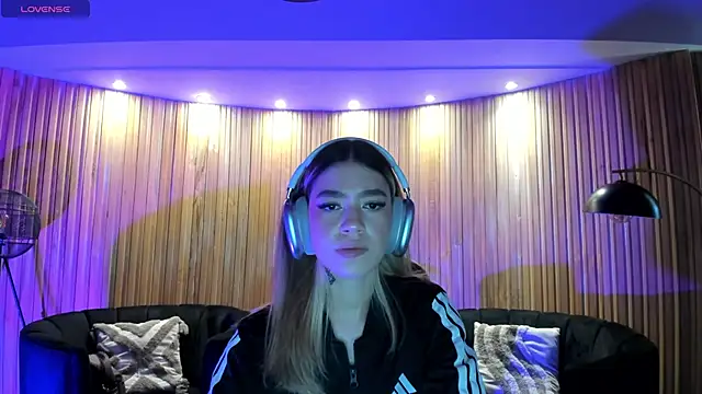 ViolettHansson online show from March 12, 2026, 6:14 pm