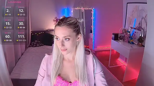 LoryWood online show from September 11, 2025, 3:01 pm