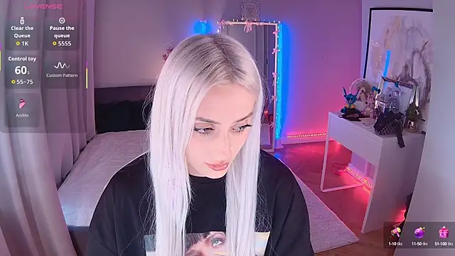 LoryWood online show from October 9, 2025, 2:37 pm