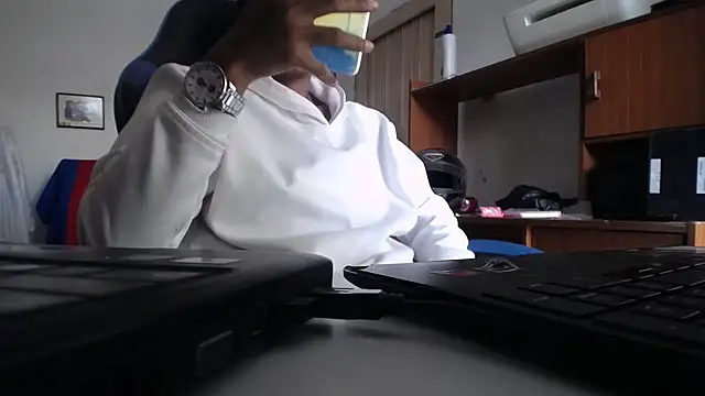 yohatinelly07 online show from December 2, 2025, 9:10 pm