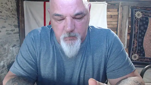 Newfiesausage1972 online show from May 1, 2026, 11:15 am