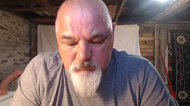 Newfiesausage1972 online show from May 21, 2026, 3:41 pm