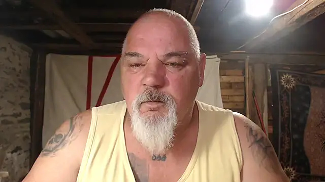 Newfiesausage1972 online show from May 23, 2026, 11:03 am