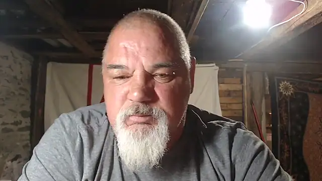 Newfiesausage1972 online show from May 30, 2026, 8:11 am