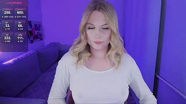 Snapshot of Honey_blonde chatting on October 7, 2025, 9:12 pm Honey blonde online show from October 7, 2025, 9:12 pm