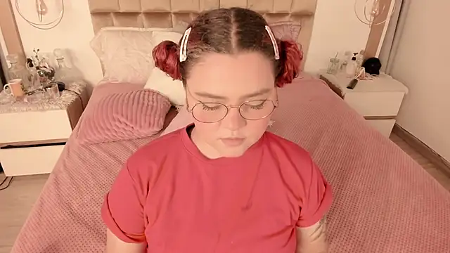 Twwiiggy online show from March 14, 2025, 8:06 pm