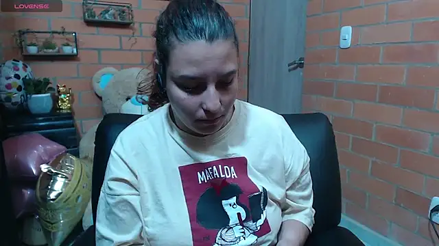 Snapshot of alexia_87 chatting on November 7, 2025, 9:59 pm alexia 87 online show from November 7, 2025, 9:59 pm