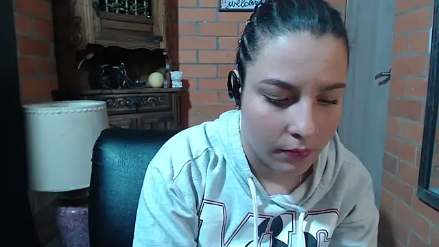 Snapshot of alexia_87 chatting on December 2, 2025, 11:11 pm alexia 87 online show from December 2, 2025, 11:11 pm