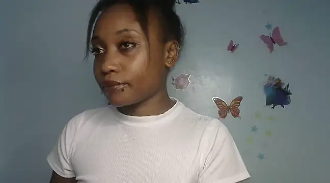 laetitia  online show from March 6, 2025, 11:42 pm