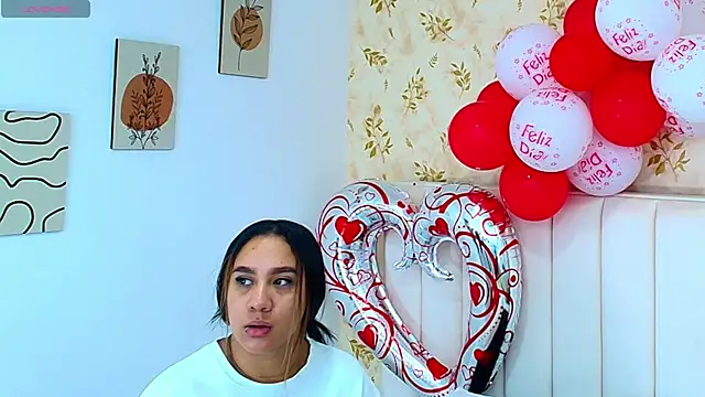 Snapshot of Sara_Desire chatting on February 17, 2025, 12:38 pm Sara Desire online show from February 17, 2025, 12:38 pm