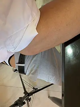 harrylouis1357 online show from April 19, 2026, 10:36 am