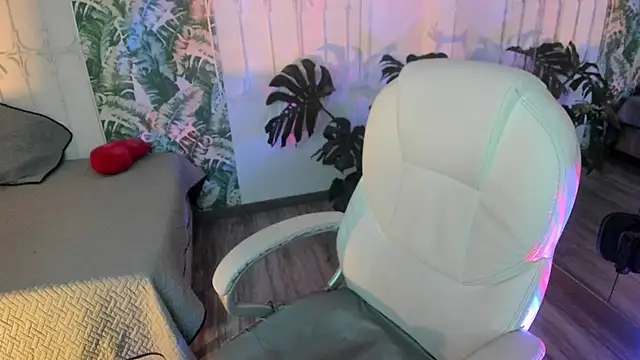 cute hollywood online show from December 5, 2025, 8:49 pm