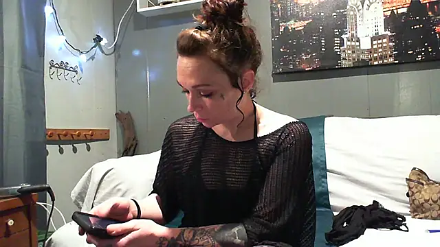 Snapshot of Genevieve143 chatting on February 12, 2025, 8:38 am Genevieve143 online show from February 12, 2025, 8:38 am