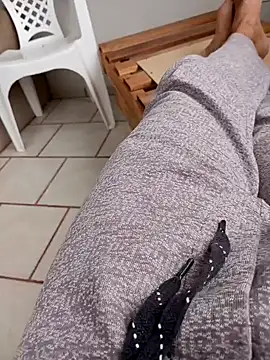 Snapshot of Din0071 chatting on December 8, 2024, 3:35 pm Din0071 online show from December 8, 2024, 3:35 pm