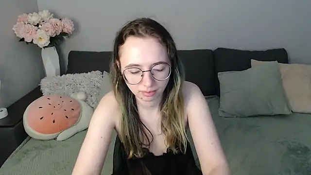 Mini Diva online show from November 1, 2025, 9:33 am