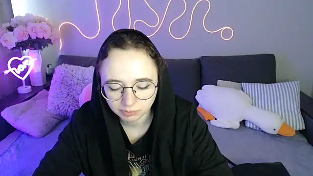 Mini Diva online show from May 16, 2026, 8:22 am