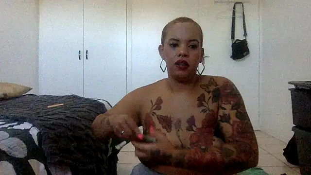 Snapshot of Rose_Gold_0503 chatting on February 12, 2025, 2:43 pm Rose Gold 0503 online show from February 12, 2025, 2:43 pm