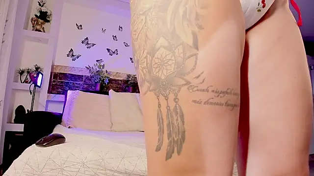 miicheell colins31 online show from February 3, 2026, 9:20 pm