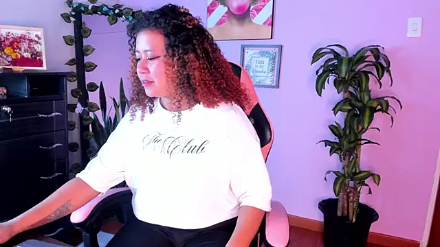 Kenia tompson01 online show from January 8, 2026, 6:21 pm