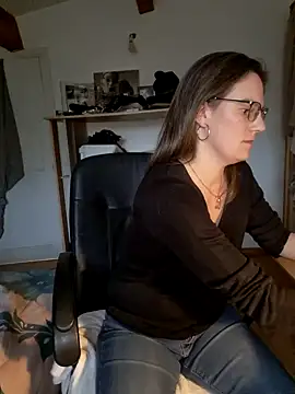 SpiceLea online show from January 6, 2025, 2:47 pm