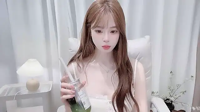 Snapshot of Yuuuuuly chatting on November 13, 2025, 3:55 pm Yuuuuuly online show from November 13, 2025, 3:55 pm