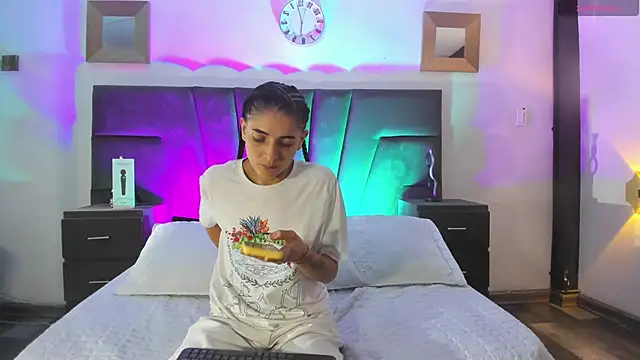 Snapshot of AndreaAndKarina chatting on December 14, 2024, 6:20 pm AndreaAndKarina online show from December 14, 2024, 6:20 pm