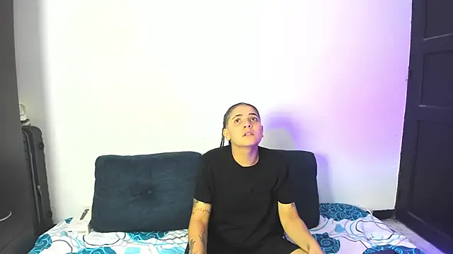 Snapshot of AndreaAndKarina chatting on November 29, 2025, 12:02 am AndreaAndKarina online show from November 29, 2025, 12:02 am