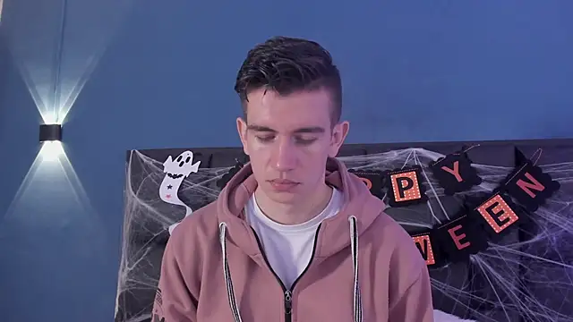 MikaelSlow online show from October 28, 2025, 4:05 am