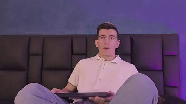 MikaelSlow online show from March 25, 2026, 4:29 am