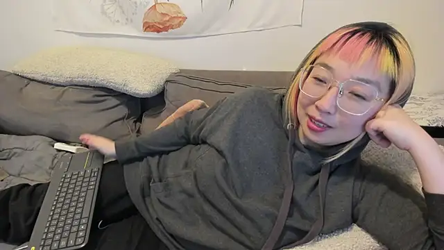 Snapshot of luxgray chatting on December 4, 2024, 6:22 am luxgray online show from December 4, 2024, 6:22 am