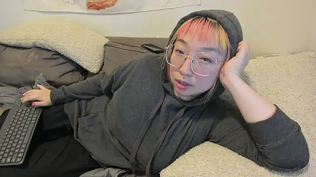 Snapshot of luxgray chatting on December 5, 2024, 3:48 am luxgray online show from December 5, 2024, 3:48 am