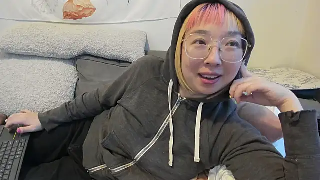 Snapshot of luxgray chatting on December 9, 2024, 9:16 pm luxgray online show from December 9, 2024, 9:16 pm