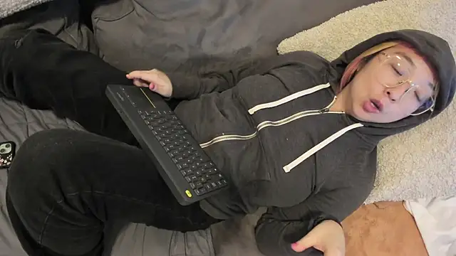 Snapshot of luxgray chatting on December 10, 2024, 3:20 am luxgray online show from December 10, 2024, 3:20 am