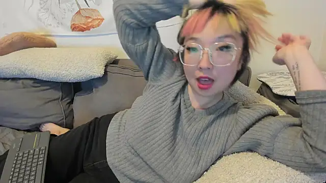 Snapshot of luxgray chatting on December 15, 2024, 1:35 am luxgray online show from December 15, 2024, 1:35 am