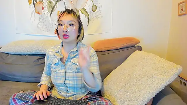 Snapshot of luxgray chatting on January 12, 2025, 2:35 am luxgray online show from January 12, 2025, 2:35 am