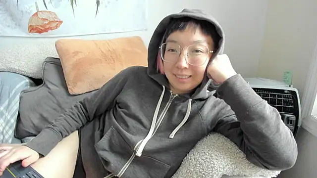 Snapshot of luxgray chatting on December 15, 2025, 8:13 pm luxgray online show from December 15, 2025, 8:13 pm