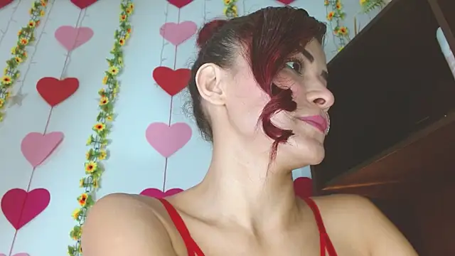 Snapshot of Darliin_G chatting on February 14, 2025, 8:15 pm Darliin G online show from February 14, 2025, 8:15 pm