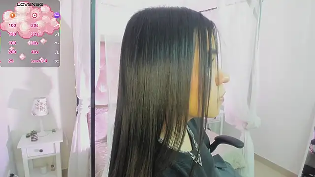 Hanna  Becker  online show from November 21, 2025, 4:00 am