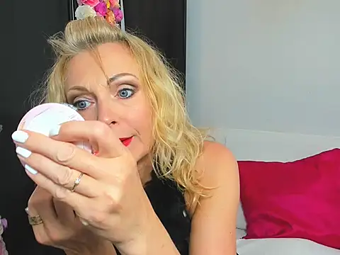 CrystalHotty online show from May 26, 2026, 3:19 pm