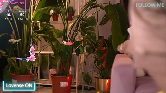 EmilyRaymont online show from December 5, 2025, 4:32 am