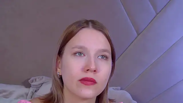 LiliLinn online show from December 1, 2025, 5:01 am