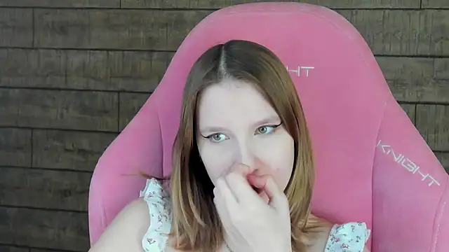 Snapshot of LiliLinn chatting on May 18, 2026, 4:29 am LiliLinn online show from May 18, 2026, 4:29 am