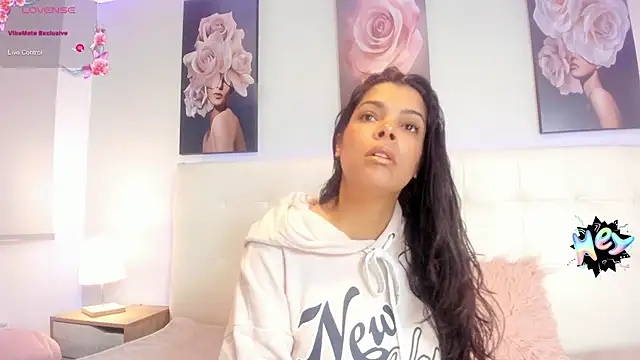 Sweetdreamses  online show from February 3, 2025, 12:25 pm