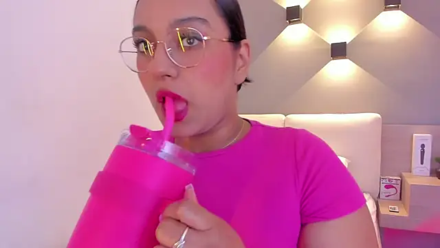 ellamontoya online show from January 30, 2025, 4:37 am