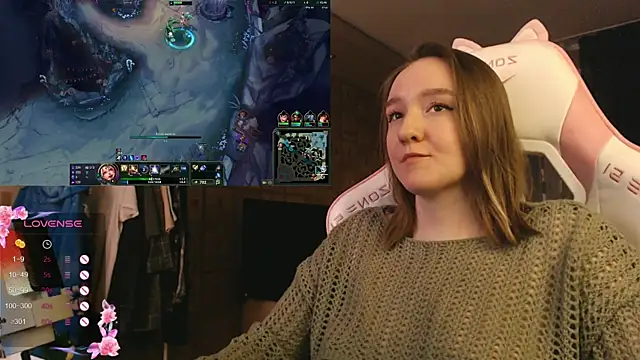 MoonlishSiren online show from December 17, 2025, 6:14 pm