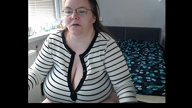 Snapshot of Sweetboobs chatting on May 3, 2026, 8:31 am Sweetboobs online show from May 3, 2026, 8:31 am
