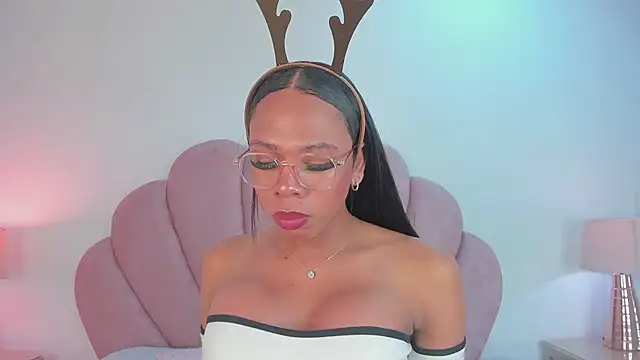 Snapshot of Nicole_Paradise chatting on December 20, 2024, 1:33 pm Nicole Paradise online show from December 20, 2024, 1:33 pm